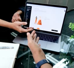 Как дигиталните платформи правят търсенето на услуги по-бързо, безопасно и надеждно